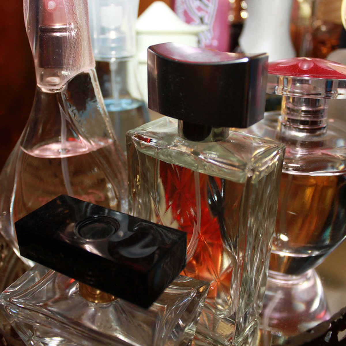 Flacon de Fil de Soie 8, parfum floral, photographié sur fond neutre