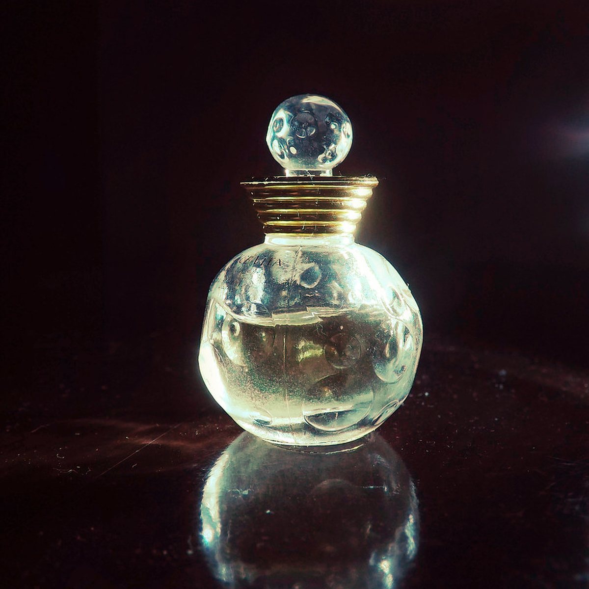 Flacon de Toile Écrue 8, parfum cuir, photographié sur fond neutre