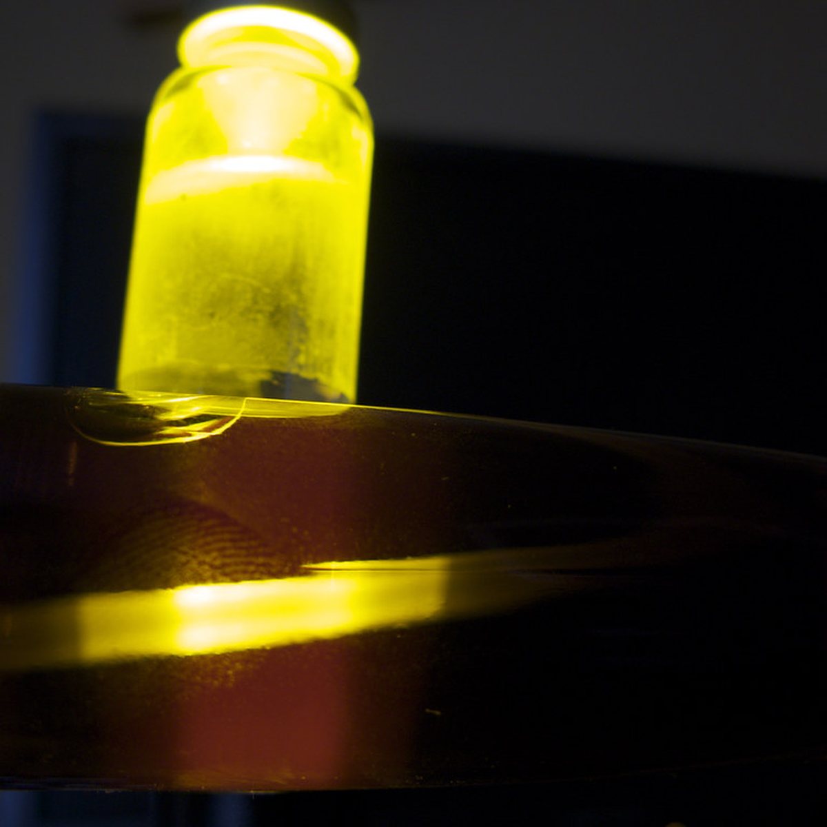 Flacon de Verre Fumé 2, parfum oriental, photographié sur fond neutre